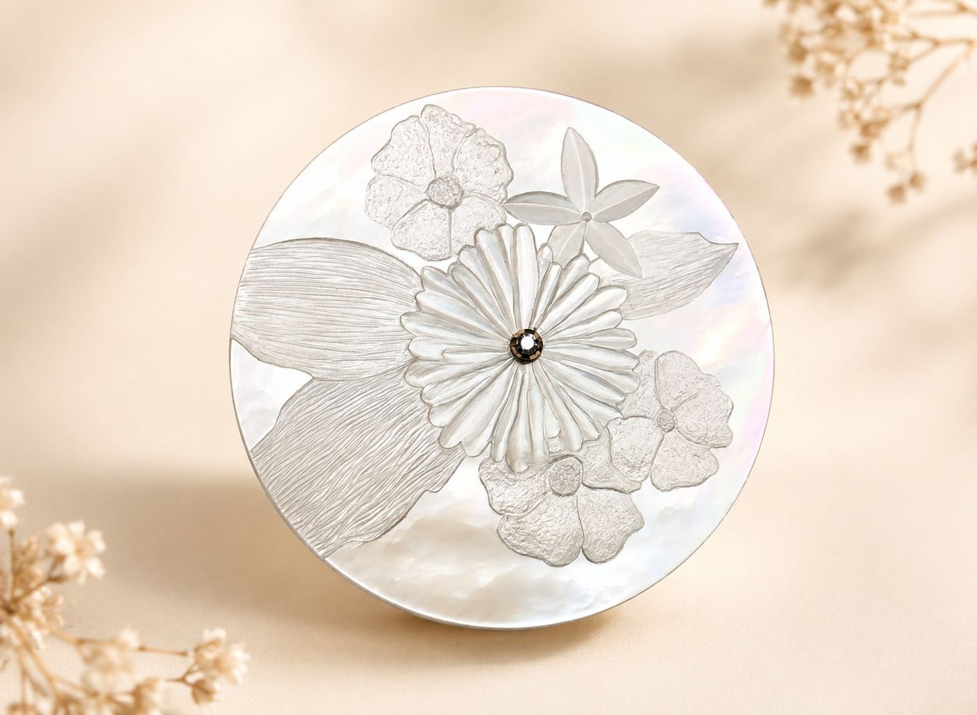 Cadran gravé en nacre blanche — composition florale en taille douce