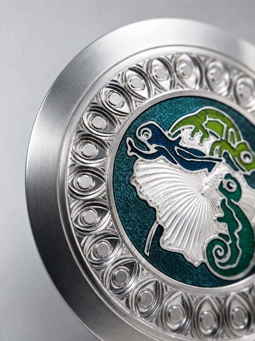 Pièce gravée — caméléons en gravure et émail sur argent