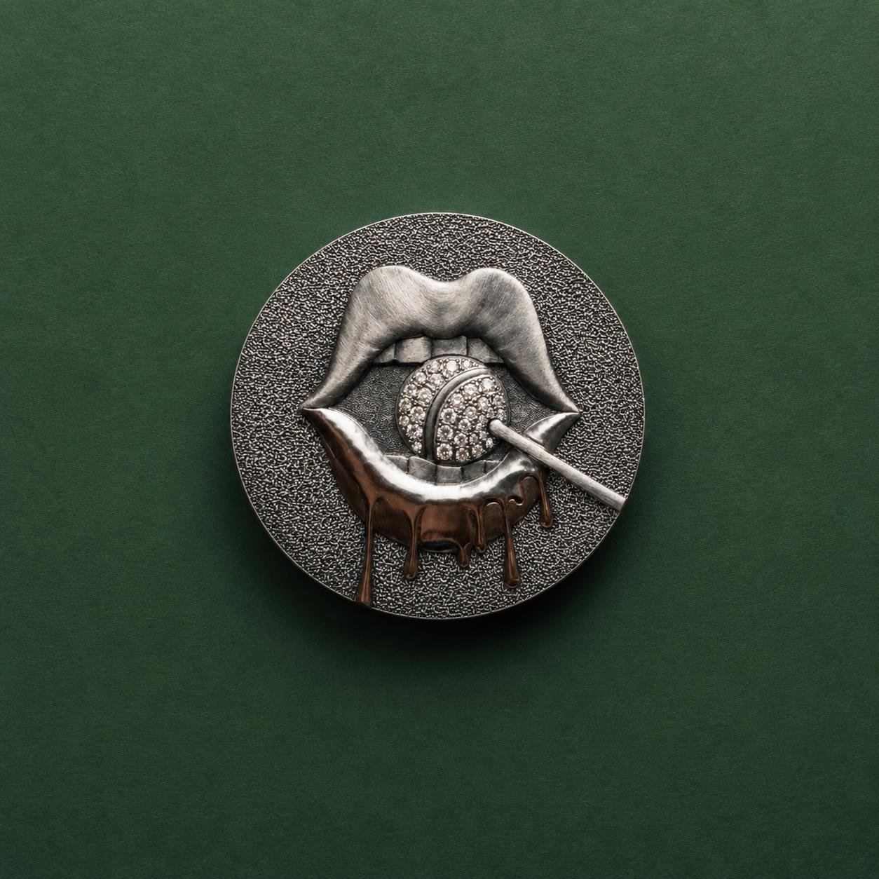 Pièce gravée — lèvres et sucette diamantée, registre contemporain