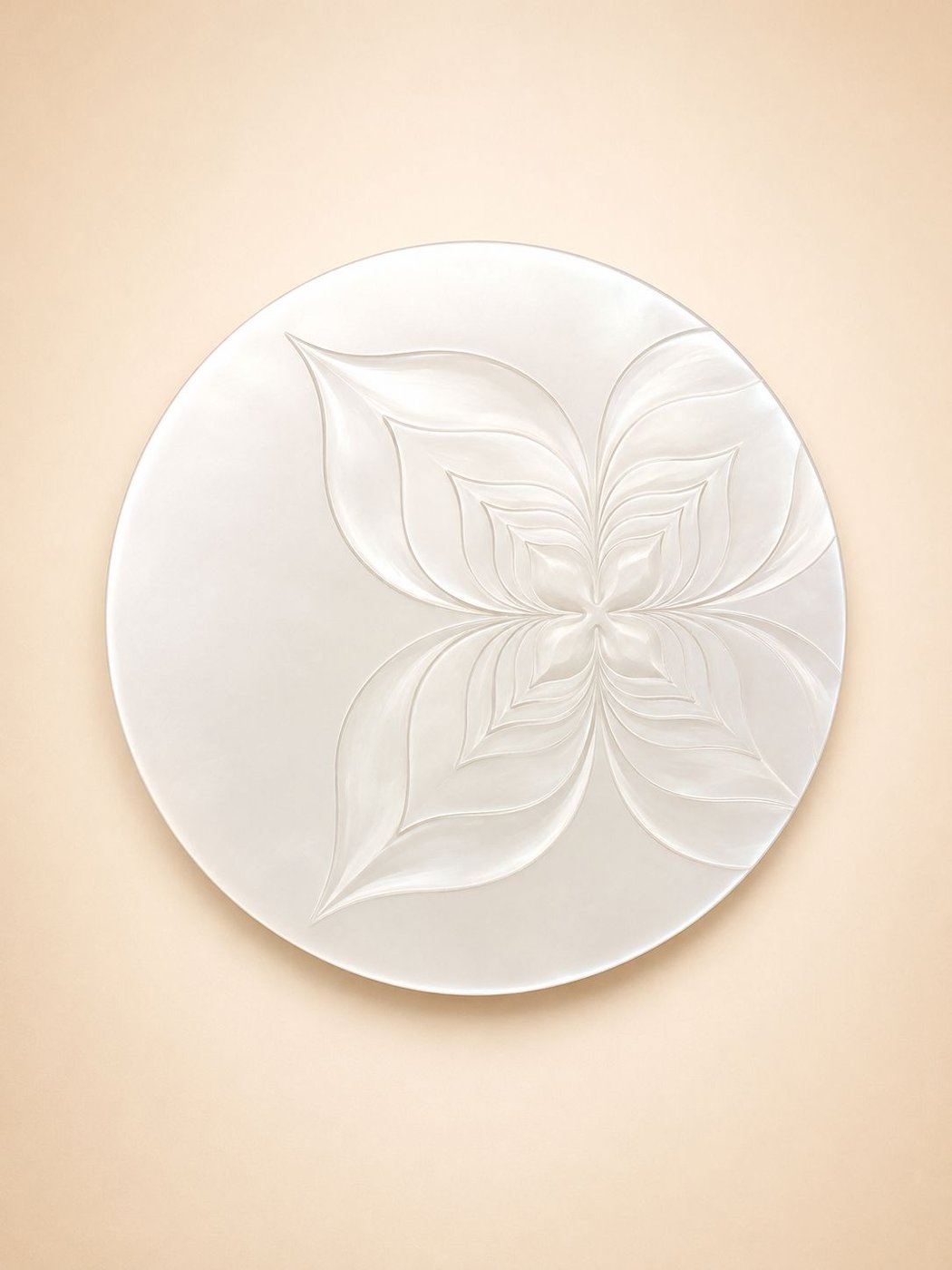 Disque gravé en nacre ivoire — fleur stylisée en bas-relief
