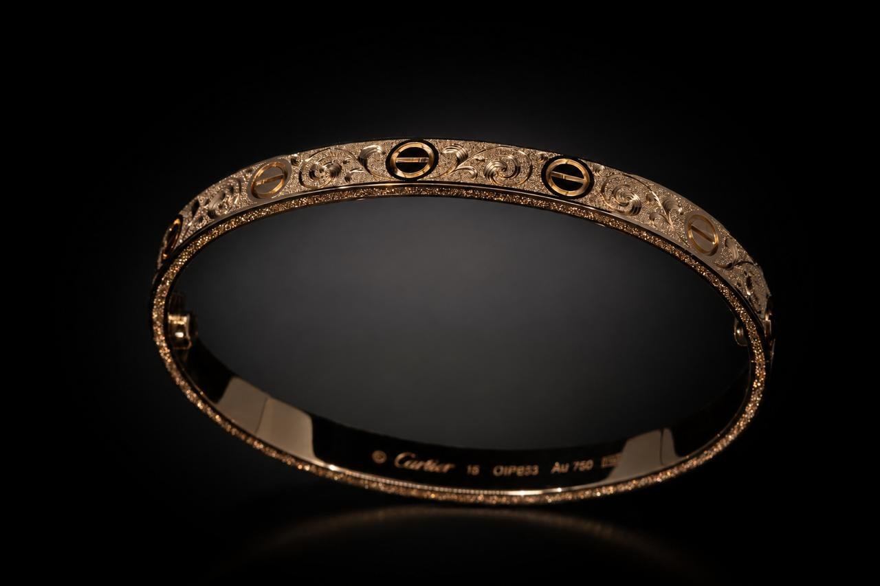 Bracelet Cartier Love en or rose, gravé d'ornements et serti